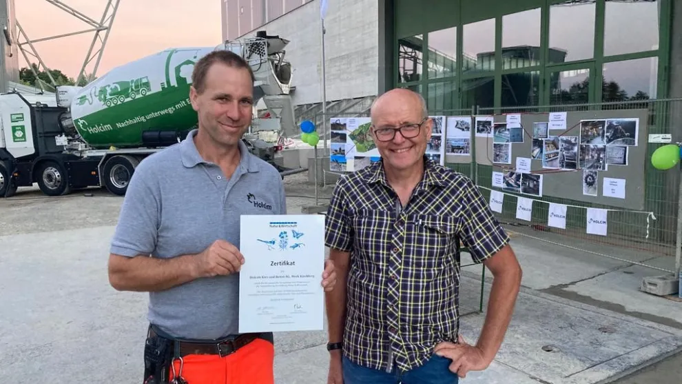 Alfred Kuster, Auditor bei der Stiftung Natur & Wirtschaft, überreicht die Auszeichnung dem Werksleiter Andreas Brändle